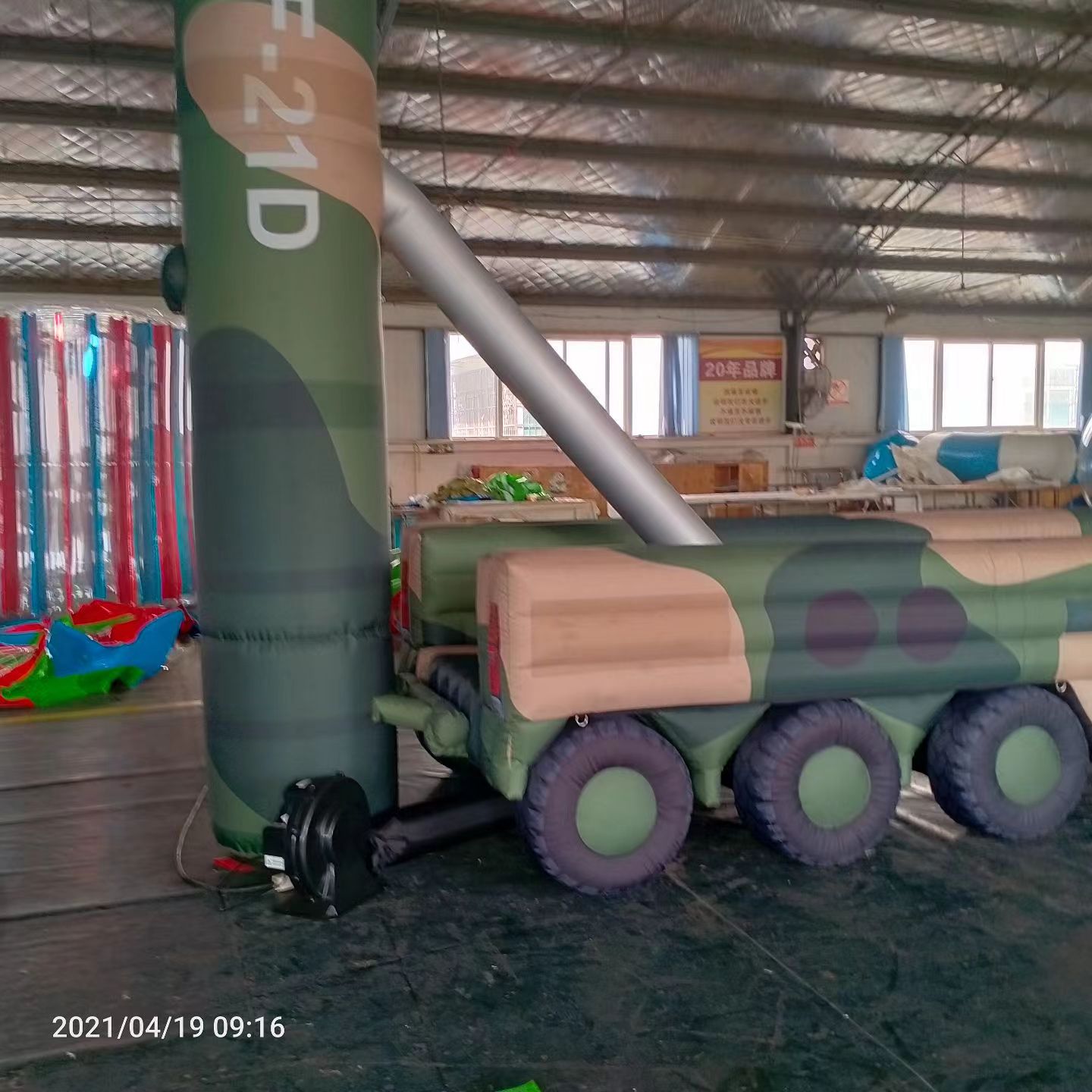 揭阳军事演习中的充气目标车辆：模拟发射车雷达车坦克飞机